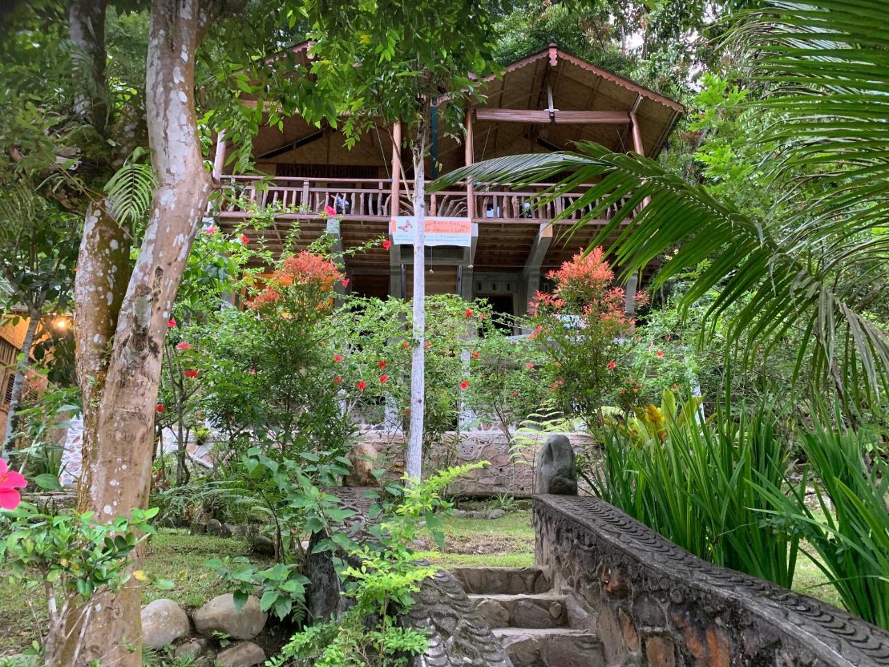 Kupu Kupu Garden Guest House & Cafe ブキットラワン エクステリア 写真